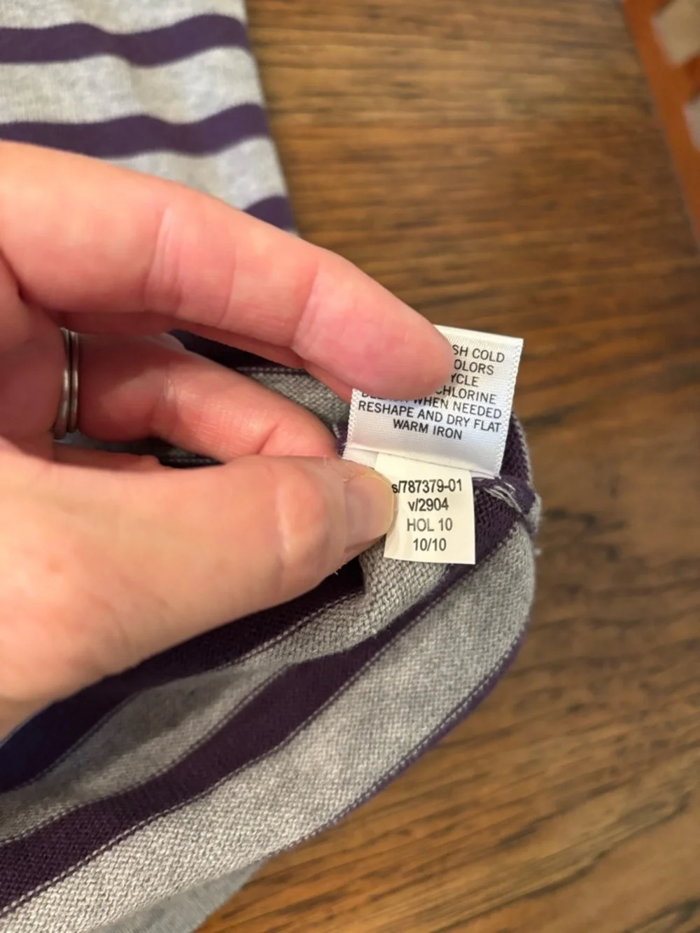 Banana Republic Men’s M Gray Purple Stripe Cotton V-Neck Sweater